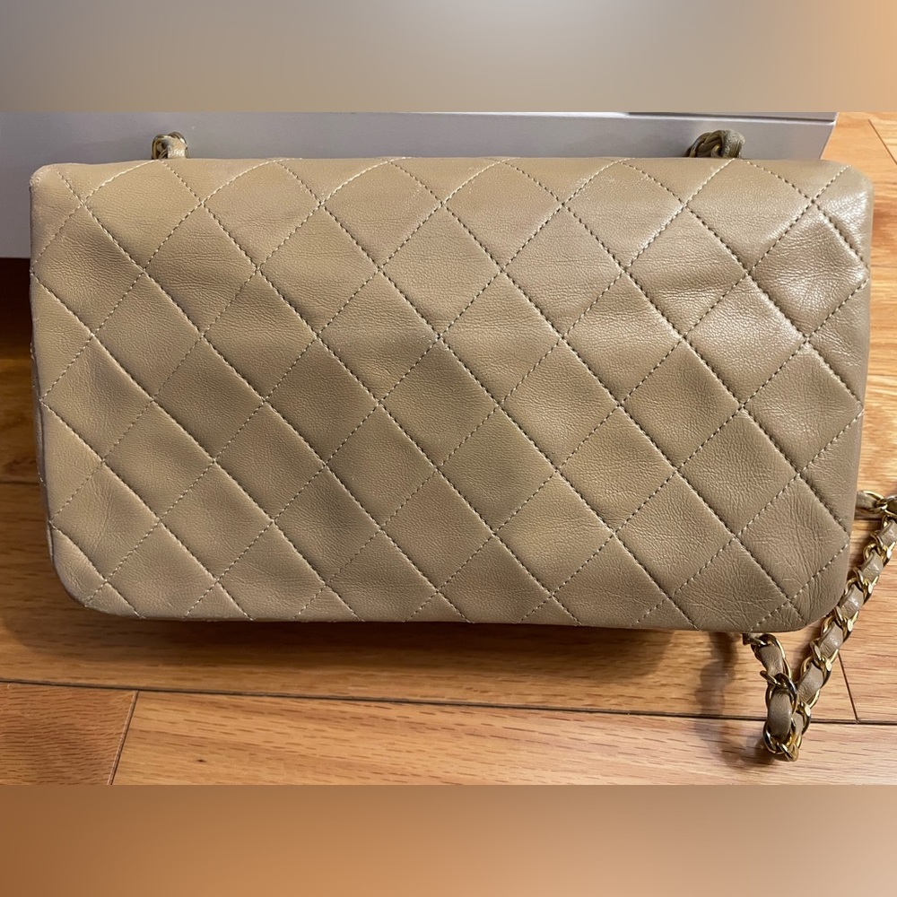 Chanel Vintage Beige Single Full Flap 24k Gold Plated Hardware With Turn Lock View 2